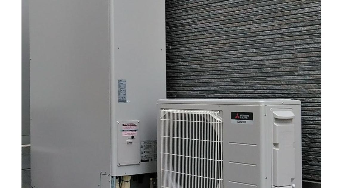 家の外に置かれたエコキュートと室外機