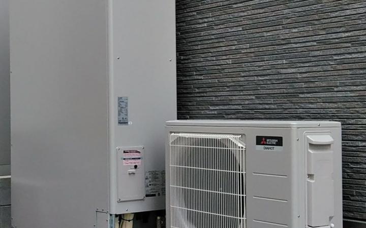 家の外に置かれたエコキュートと室外機