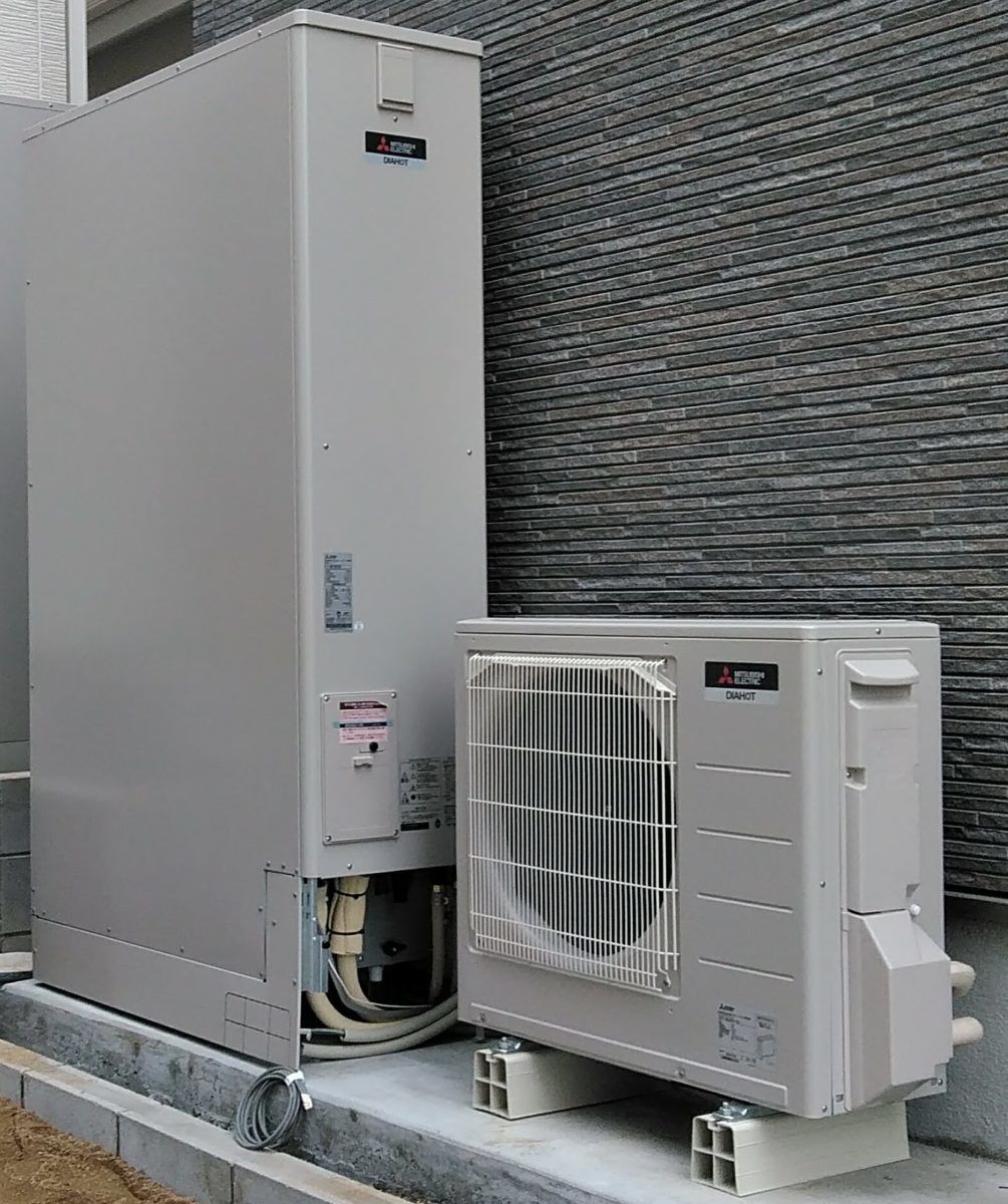 家の外に置かれたエコキュートと室外機