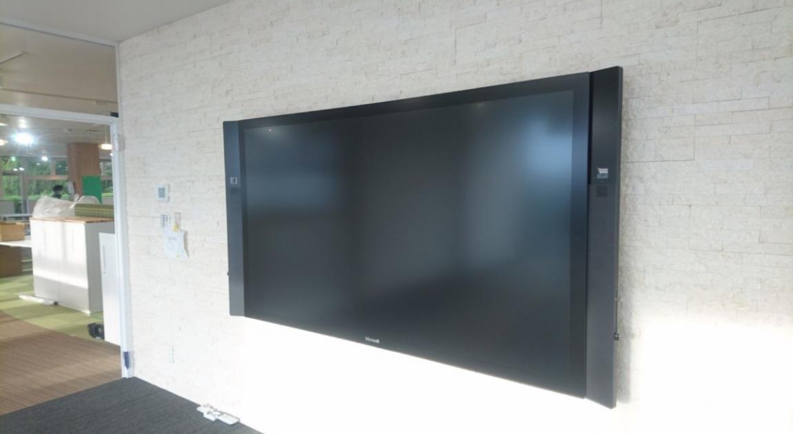 オフィスの壁に取り付けられた大画面のディスプレイ