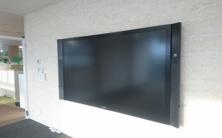オフィスの壁に取り付けられた大画面のディスプレイ