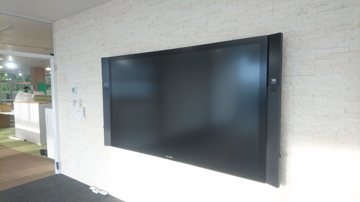 オフィスの壁に取り付けられた大画面のディスプレイ