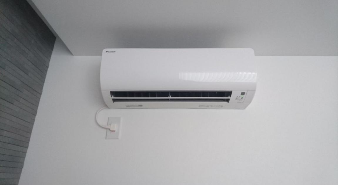 白い壁に取り付けられた新しいルームエアコン