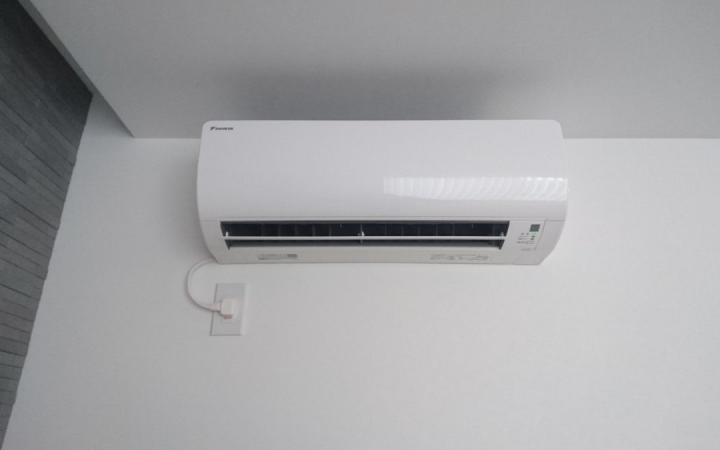 白い壁に取り付けられた新しいルームエアコン