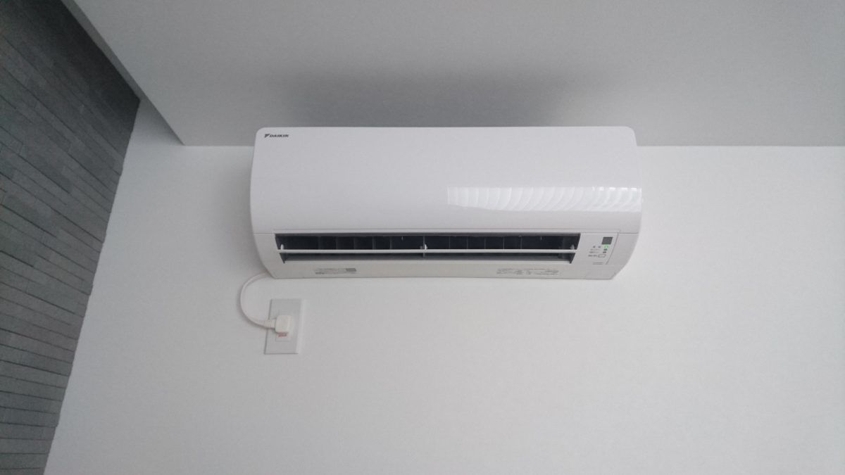白い壁に取り付けられた新しいルームエアコン